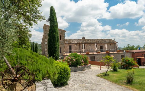 Agriturismo le Case Rosse di Montebuono: Estate, Landscaping, Prato, Giardino, Cortile, Hacienda, Villa, Agriturismo, Casa Storica