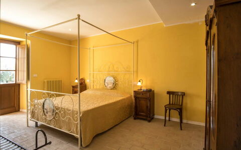 Agriturismo le Case Rosse di Montebuono: Mobilia, Interior Design, Letto, Parete, Camera Da Letto, Pavimento, Pavimentazione, Legna, Soffitto, Camera
