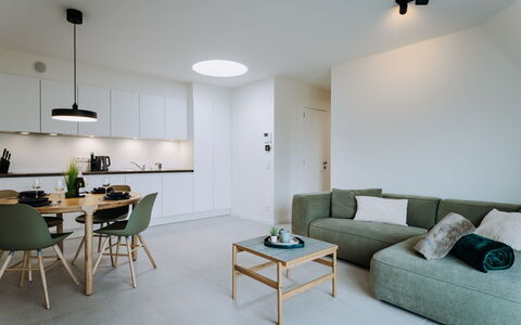 West Bay with Parking & Balcony: Interior Design, Mobilia, Pavimentazione, Parete, Pavimento, Soffitto, Legna, Lampada, Soggiorno, Camera
