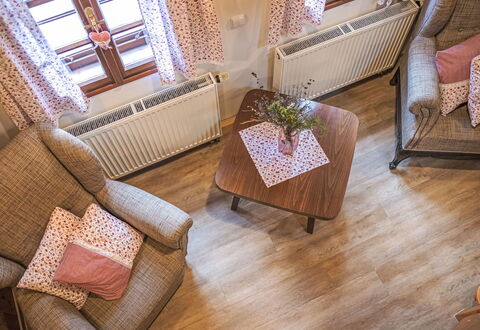 Maršovka: Mobilia, Interior Design, Pavimentazione, Legna, Pavimento, Divano, Soggiorno, Camera, Tavolo, Pavimento In Legno