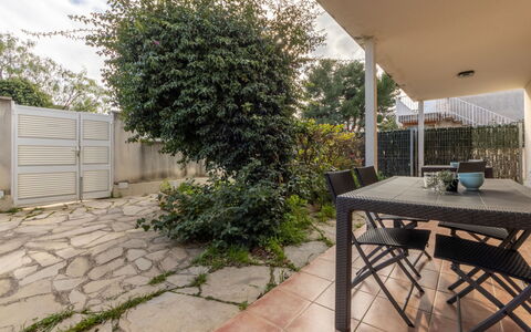 Cambrils 68: Shade, Giardino, Mobili Da Esterno, Flagstone, Backyard, Landscaping, Cortile, Cortile, Sedia, Pianta Della Casa
