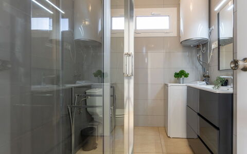 Cambrils 68: Interior Design, Idraulico Fixture, Pavimentazione, Pavimento, Lavello, Mobiletto Del Bagno, Lavandino Del Bagno, Bagno, Rubinetto, Illuminazione