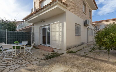 Cambrils 68: Parete, Costruzione, Finestra, Zona Residenziale, Casa, Casa, Quartiere, Facciata, Tetto, Porta