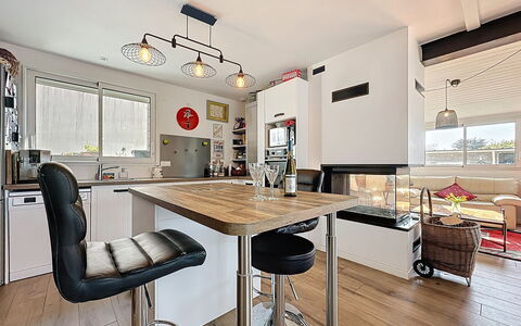 Les Rainettes: Mobilia, Interior Design, Cucina, Pavimentazione, Controsoffitto, Legna, Soffitto, Lampada, Sedia, Pavimento