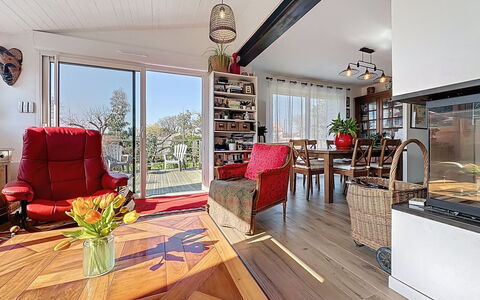Les Rainettes: Mobilia, Interior Design, Pavimentazione, Pavimento In Legno, Pavimento, Legna, Divano, Soffitto, Sedia, Soggiorno
