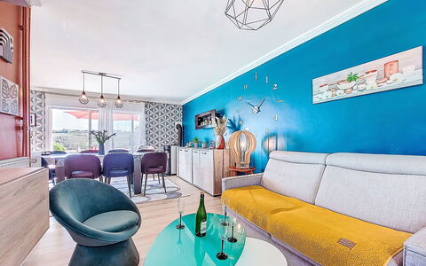 Elioluaso: Mobilia, Blu, Interior Design, Parete, Pavimentazione, Soffitto, Pavimento, Divano, Soggiorno, Camera