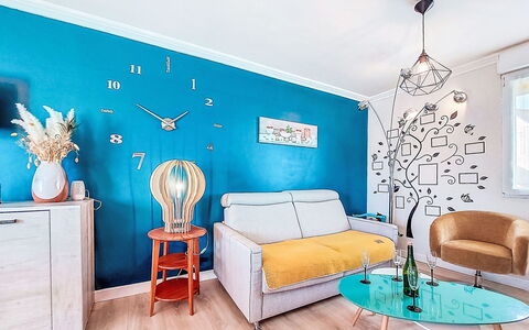 Elioluaso: Mobilia, Blu, Interior Design, Parete, Pavimentazione, Pavimento, Soggiorno, Camera, Illuminazione, Soffitto