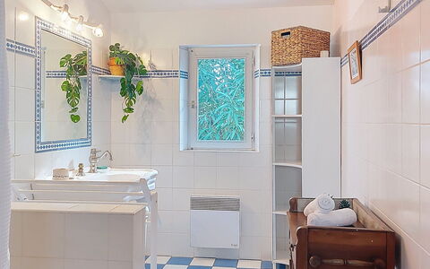 Le Château 3: Pavimentazione, Interior Design, Bagno, Idraulico Fixture, Parete, Pavimento, Piastrella, Idraulico, Rubinetto, Camera