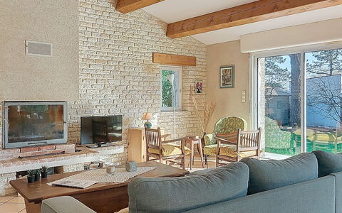 Le Château 3: Mobilia, Interior Design, Parete, Pavimentazione, Legna, Soffitto, Pavimento, Camera, Soggiorno, Divano