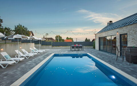 Das Klet: Blu, Piscina, Ricorrere, Materiale Composito, Mobili Da Esterno, Eco Hotel, Lettino, Hotel, Giochi D'Acqua, Villa