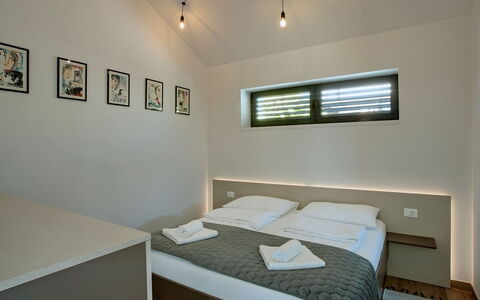 Das Klet: Interior Design, Soffitto, Pavimento, Camera, Camera Da Letto, Letto, Telaio Del Letto, Bedding, Cuscino, Latifoglie