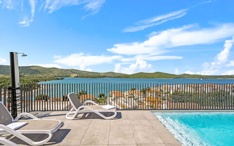 The Tinel: Acqua, Piscina, Ricorrere, Mobili Da Esterno, Eco Hotel, Resort Citta ', Hotel, Tropici, Località Balneare, Lettino
