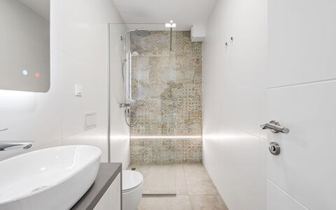The Tinel: Bagno, Pavimentazione, Parete, Idraulico Fixture, Interior Design, Pavimento, Soffitto, Gabinetto, Idraulico, Piastrella