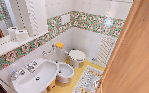 Casa Sofia: Bagno, Idraulico Fixture, Toilet Seat, Lavandino Del Bagno, Pavimentazione, Lavello, Pavimento, Interior Design, Gabinetto, Rubinetto