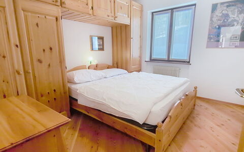 Casa Sofia: Letto, Mobilia, Camera Da Letto, Bedding, Lenzuolo, Interior Design, Legna, Camera, Pavimento, Telaio Del Letto