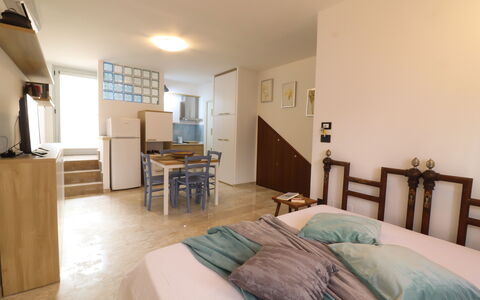Malika: Mobilia, Interior Design, Pavimentazione, Pavimento, Letto, Camera Da Letto, Parete, Legna, Soffitto, Camera