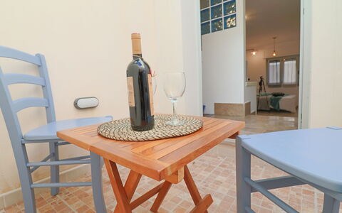 Malika: Mobilia, Sedia, Tavolo, Legna, Pavimentazione, Interior Design, Pavimento, Cucina & Sala Da Pranzo Tavolo, Sala Da Pranzo, Camera