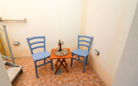 Malika: Mobilia, Pavimentazione, Pavimento, Legna, Sedia, Interior Design, Materiale Composito, Color Legno, Camera, Cucina & Sala Da Pranzo Tavolo