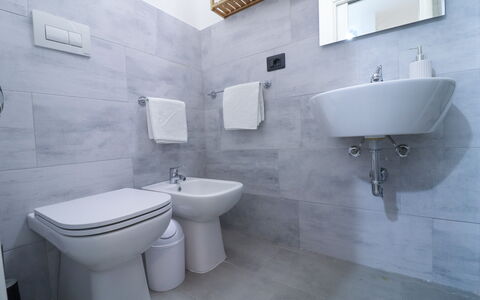 Malika: Bagno, Pavimentazione, Idraulico Fixture, Pavimento, Toilet Seat, Lavello, Lavandino Del Bagno, Gabinetto, Interior Design, Rubinetto