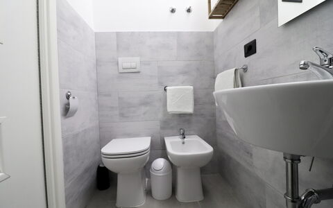 Malika: Pavimentazione, Pavimento, Idraulico Fixture, Interior Design, Bagno, Lavello, Toilet Seat, Gabinetto, Casa, Idraulico