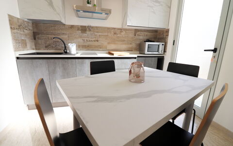 Malika: Mobilia, Pavimentazione, Legna, Pavimento, Interior Design, Cucina & Sala Da Pranzo Tavolo, Tavolo, Sedia, Controsoffitto, Sala Da Pranzo