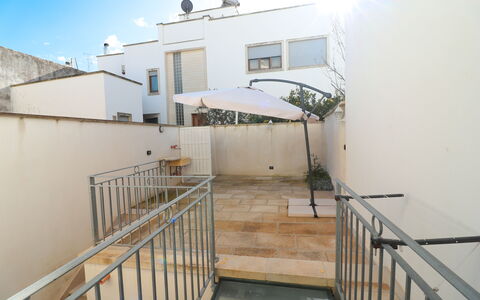 Malika: Pavimento, Pavimentazione, Corrimano, Appartamento, Balcone, Le Scale, Illuminazione Diurna, Cortile, Pianta Della Casa, Colonna