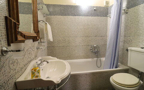 Cariddi Dimora Otranto: Bagno, Lavandino Del Bagno, Idraulico Fixture, Lavello, Interior Design, Rubinetto, Pavimentazione, Vasca Da Bagno, Idraulico, Pavimento