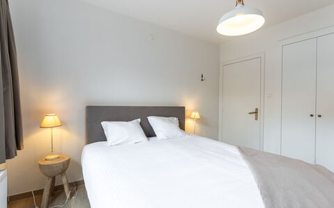 Sand Beach: Letto, Interior Design, Camera Da Letto, Mobilia, Soffitto, Pavimentazione, Legna, Pavimento, Lenzuolo, Camera