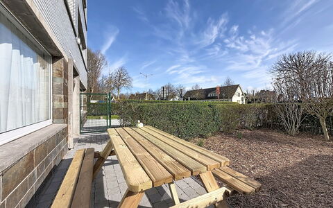 Sand Beach: Zona Residenziale, Casa, Appartamento, Estate, Recinzione, Cortile, Landscaping, Illuminazione Diurna, Home Scherma, Balcone