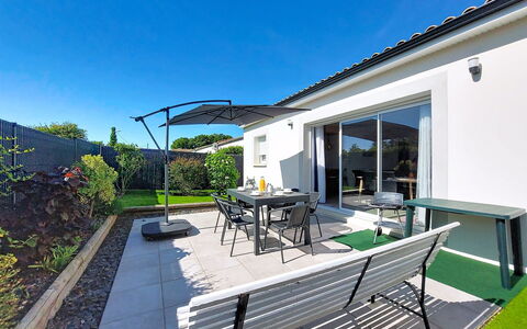 Le Logis: Casa, Shade, Mobili Da Esterno, Sedia, Terrazza, Balcone, Tavolo Esterno, Cortile, Pianta Della Casa, Tenda