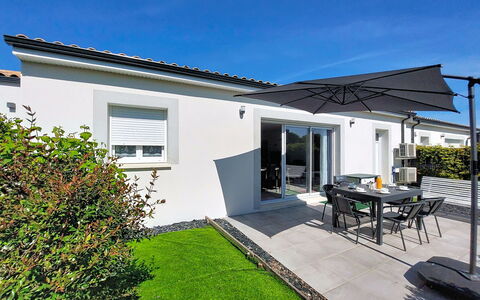 Le Logis: Casa, Shade, Cortile, Landscaping, Mobili Da Esterno, Terrazza, Pianta Della Casa, Cortile, Sedia, Balcone