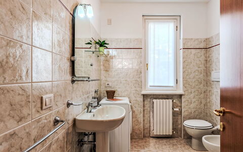 Casa Molgisio: Idraulico Fixture, Pavimentazione, Bagno, Toilet Seat, Lavandino Del Bagno, Gabinetto, Lavello, Pavimento, Interior Design, Rubinetto