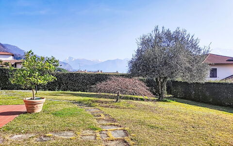 Casa Molgisio: Paesaggio, Giardino, Groundcover, Prato, Landscaping, Cortile, Parco, Backyard, Passerella, Agriturismo