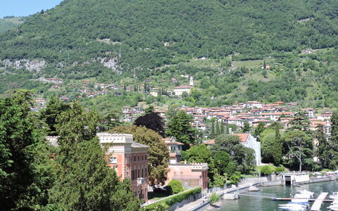 Casa Molgisio: Geografia Montane, Albero, Montagna, Collina, Vegetazione, Paesaggio, Highland, Hill Station, Zona Residenziale, Banca
