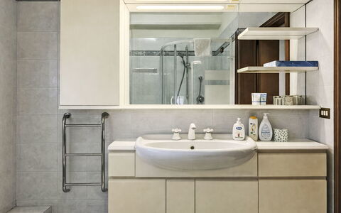 Etrusco Apartment: Interior Design, Lavandino Del Bagno, Idraulico Fixture, Lavello, Pavimentazione, Cabinetry, Specchio, Bagno, Mobilia, Mobiletto Del Bagno