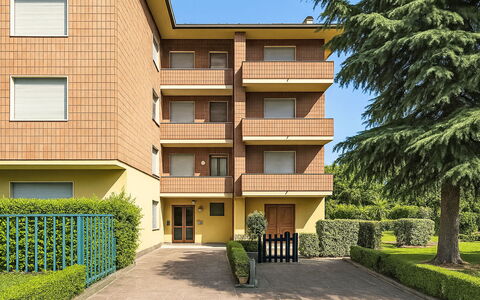 Etrusco Apartment: Zona Residenziale, Arbusto, Appartamento, Urban Design, Prato, Hedge, Condominio, Giardino, Balcone, Estate