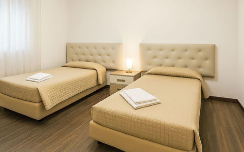 Etrusco Apartment: Letto, Interior Design, Camera Da Letto, Legna, Mobilia, Pavimento, Pavimentazione, Lenzuolo, Bedding, Soffitto