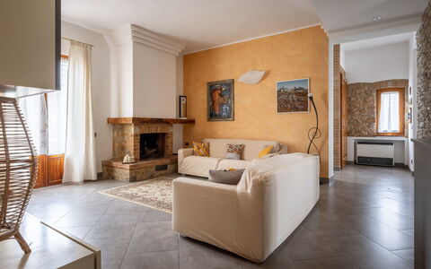Casa Lory, Monteriggioni, Siena: Mobilia, Interior Design, Pavimentazione, Parete, Pavimento, Legna, Camera, Divano, Illuminazione, Soggiorno