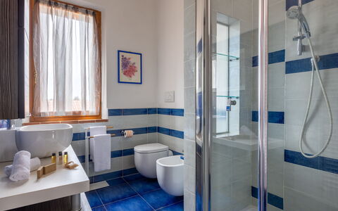 Casa Lory, Monteriggioni, Siena: Blu, Pavimentazione, Interior Design, Pavimento, Idraulico Fixture, Bagno, Casa, Idraulico, Gabinetto, Materiale Composito