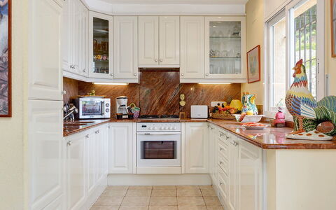 Villa Muneca: Cucina, Elettrodomestico Da Cucina, Controsoffitto, Cabinetry, Apparecchio Major, Interior Design, Mobilia, Pavimentazione, Casa, Illuminazione