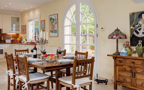 Villa Muneca: Mobilia, Interior Design, Sedia, Tavolo, Sala Da Pranzo, Pavimentazione, Cucina & Sala Da Pranzo Tavolo, Legna, Camera, Pavimento