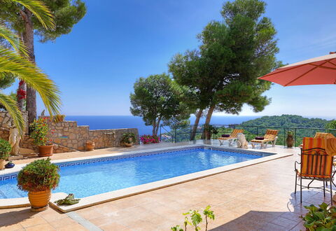 Villa Muneca: Blu, Piscina, Ricorrere, Mobili Da Esterno, Eco Hotel, Vaso Di Fiori, Tempo Libero, Sedia, Pianta Della Casa, Hotel