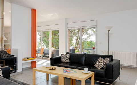 Villa Susanna: Mobilia, Interior Design, Pavimentazione, Pavimento, Divano, Parete, Soggiorno, Legna, Soffitto, Camera
