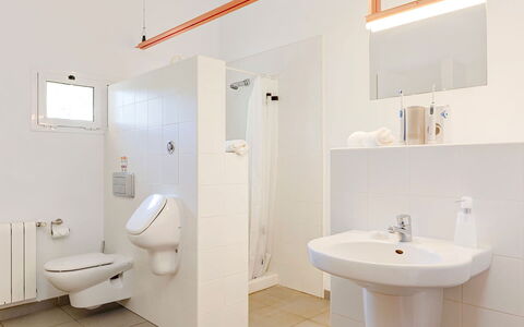Villa Susanna: Lavandino Del Bagno, Idraulico Fixture, Bagno, Toilet Seat, Parete, Pavimentazione, Pavimento, Gabinetto, Interior Design, Lavello