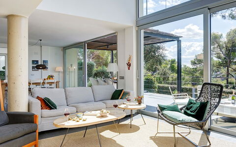 Villa Luminosa: Mobilia, Sedia, Divano, Interior Design, Pavimentazione, Soggiorno, Tavolo, Pavimento, Casa