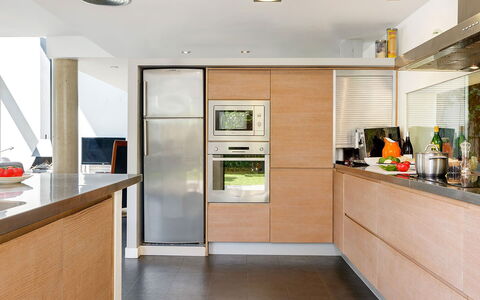 Villa Luminosa: Cucina, Mobilia, Elettrodomestico Da Cucina, Controsoffitto, Interior Design, Cabinetry, Pavimentazione, Apparecchio Major, Legna, Elettrodomestico