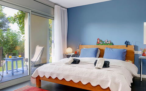 Villa Luminosa: Mobilia, Interior Design, Camera Da Letto, Letto, Tessile, Pavimento, Biancheria, Casa, Pavimentazione, Lenzuolo