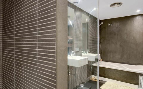 Villa Luminosa: Parete, Pavimentazione, Idraulico Fixture, Bagno, Interior Design, Pavimento, Soffitto, Piastrella, Idraulico, Rubinetto