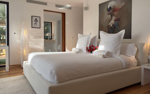 Villa the Marvel: Letto, Mobilia, Interior Design, Bedding, Pavimento, Camera Da Letto, Pavimentazione, Lenzuolo, Parete, Camera