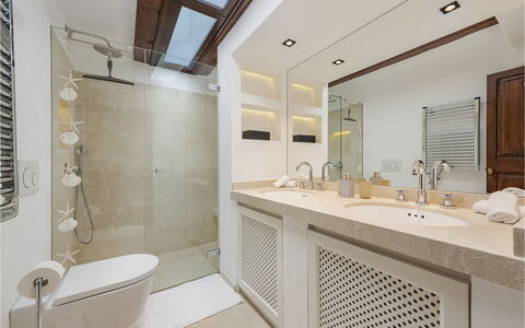 Can Cabana: Bagno, Idraulico Fixture, Lavandino Del Bagno, Interior Design, Pavimentazione, Lavello, Pavimento, Mobiletto Del Bagno, Rubinetto, Soffitto